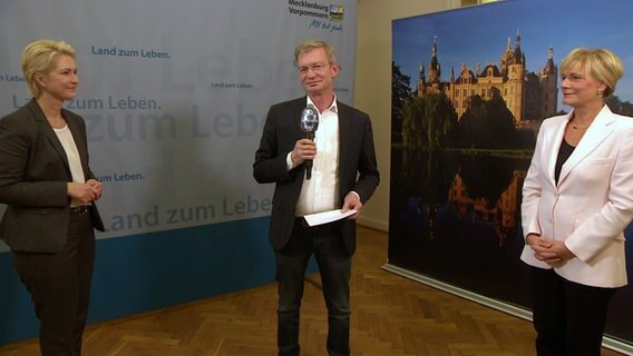 Manuela Schwesig (l.) und Simone Oldenburg im Interview mit NDR Reporter Klaus Göbel  Foto: NDR