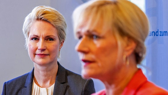 Manuela Schwesig und Simone Oldenburg geben vor dem Beginn der Koalitionsverhandlungen zwischen SPD und der Linken ein kurzes Interview. © dpa Foto: Jens Büttner