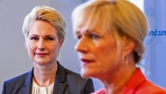 Manuela Schwesig und Simone Oldenburg geben vor dem Beginn der Koalitionsverhandlungen zwischen SPD und der Linken ein kurzes Interview. © dpa Foto: Jens Büttner