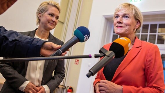 Manuela Schwesig und Simone Oldenburg geben vor dem Beginn der Koalitionsverhandlungen zwischen SPD und der Linken ein kurzes Interview. © dpa Foto: Jens Büttner