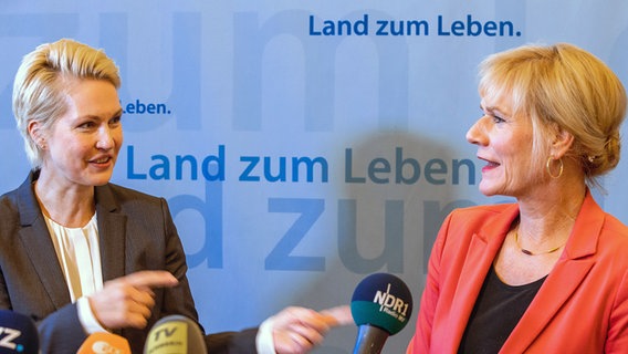 Manuela Schwesig (l.) und Simone Oldenburg © dpa-Bildfunk Foto: Jens Büttner