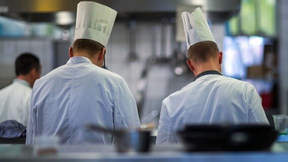 Zwei Kochlehrlinge stehen in einer Küche © picture alliance / Jens Büttner Foto: picture alliance / Jens Büttner