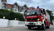 Ein Feuerwehrfahrzeug vor einem Gebäude. © Tilo Wallrodt Foto: Tilo Wallrodt