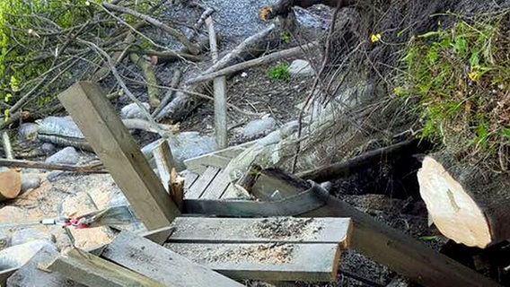 Überreste einer beschädigten Treppe an einem Hang © Freiwillige Feuerwehr Sassnitz 