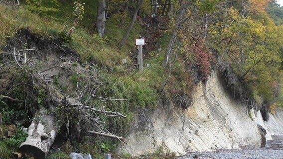 Blick auf den Abstieg zum Strand , aufgenommen am 11.10.2017 im Nationalpark Jasmund bei Sassnitz (Mecklenburg-Vorpommern). Das Kreidefelsmassiv neben dem Königsstuhl auf der Insel Rügen ist nach Angaben des Umweltministeriums Mecklenburg-Vorpommern teilweise instabil. Aus diesem Grund wird die Treppe am beliebtesten Ausflugsziel der Insel zurückgebaut. © dpa Bildfunk Foto: Stefan Sauer