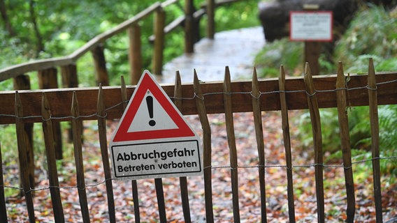 Blick auf den Abstieg zum Strand , aufgenommen am 11.10.2017 im Nationalpark Jasmund bei Sassnitz (Mecklenburg-Vorpommern). Das Kreidefelsmassiv neben dem Königsstuhl auf der Insel Rügen ist nach Angaben des Umweltministeriums Mecklenburg-Vorpommern teilweise instabil. Aus diesem Grund wird die Treppe am beliebtesten Ausflugsziel der Insel zurückgebaut. © dpa Bildfunk Foto: Stefan Sauer