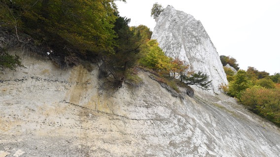 Blick auf den Abstieg zum Strand , aufgenommen am 11.10.2017 im Nationalpark Jasmund bei Sassnitz (Mecklenburg-Vorpommern). Das Kreidefelsmassiv neben dem Königsstuhl auf der Insel Rügen ist nach Angaben des Umweltministeriums Mecklenburg-Vorpommern teilweise instabil. Aus diesem Grund wird die Treppe am beliebtesten Ausflugsziel der Insel zurückgebaut. © dpa Bildfunk Foto: Stefan Sauer