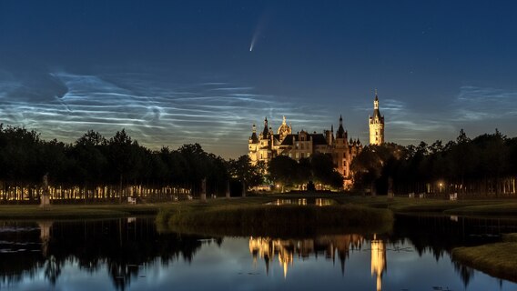 Am Schweriner Nachthimmel erscheint der Komet "Neowise" über dem Schloss. © Mathias Schulze Foto: Mathias Schulze
