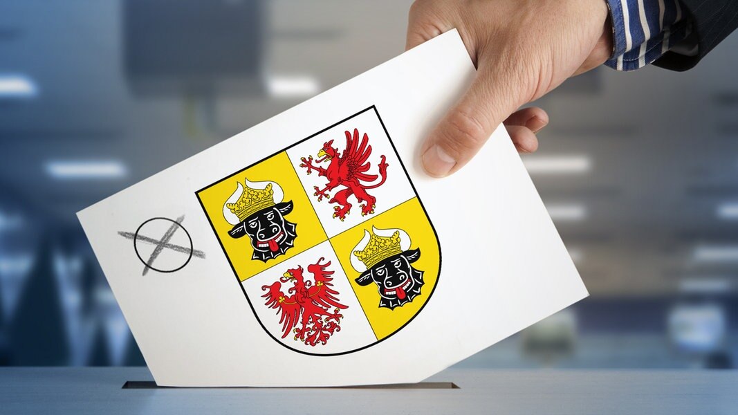 Wahlkarte mit Wahlkreuz und Wappen wird in eine Wahlurne gesteckt (Bildmontage)
