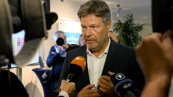 Robert Habeck (Grüne), Bundeswirtschaftsminister, spricht zu Journalisten in der Rostocker Stadthalle während der ersten Jahrestagung "Regionale Transformation Gestalten". © dpa Foto: Bernd Wüstneck