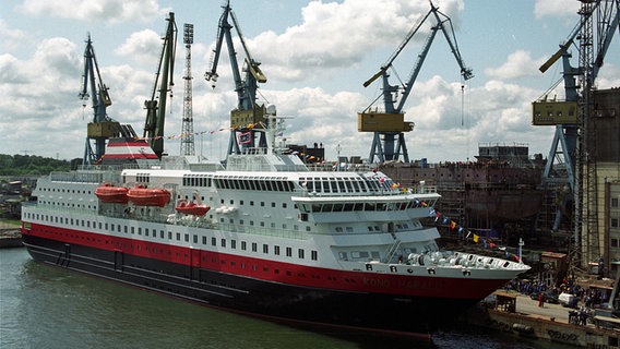 Das erste Passagierschiff der Stralsunder Volkswerft, die "Kong Harald", wird am 28.06.1993 getauft. © dpa Foto: Jens Kalaene
