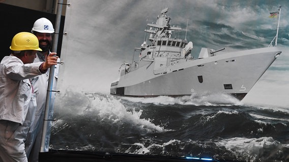 Die erste von fünf neuen Korvetten für die Deutsche Marine wird auf der Peene-Werft in Wolgast auf Kiel gelegt. © dpa-Bildfunk Foto: Stefan Sauer