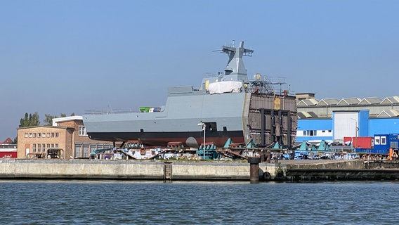 Das Hinterschiff einer auf der Wolgaster Peene-Werft auf Kiel gelegten Korvette der Klasse K130 © Tilo Wallrodt Foto: Tilo Wallrodt