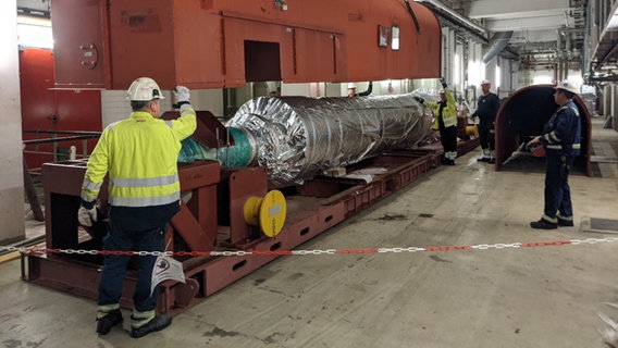 Arbeiter im Kraftwerk in Rostock beim Einbau neuer Aggregate. © NDR Foto: Katja Bülow
