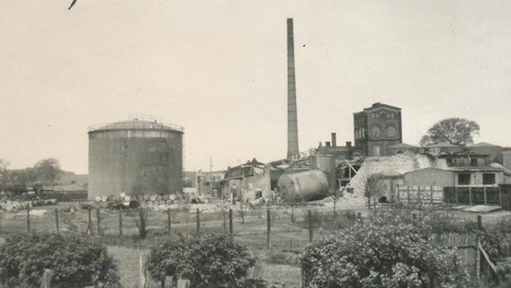 Historische Aufnahme vom Brand in der Spiritusfabrik in Krakow am See im Jahr 1952 und den anschließenden Trauermärschen und Feiern. © Feuerwehr Krakow am See Foto: N.N.