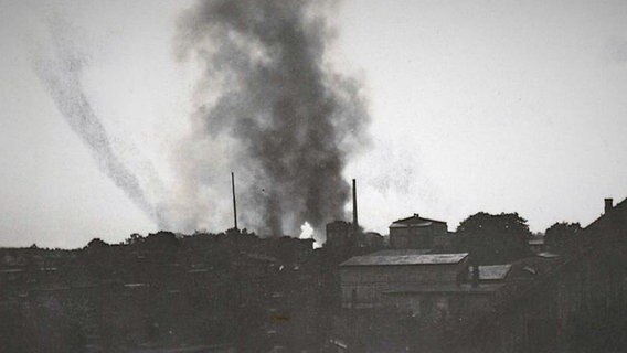 Historische Aufnahme vom Brand in der Spiritusfabrik in Krakow am See im Jahr 1952 und den anschließenden Trauermärschen und Feiern. © Feuerwehr Krakow am See Foto: N.N.
