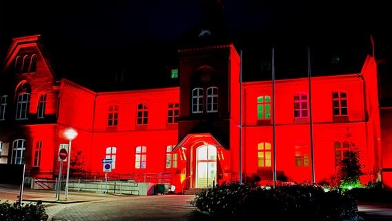 Das Krankenhaus Demmin wird in der Nacht rot angestrahlt. © Felix Schliewa Foto: Felix Schliewa