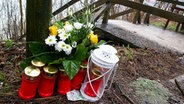 Blumen und Kerzen stehen am Wanderweg zur schwer zugänglichen Unglücksstelle am Kap Arkona auf Rügen. © dpa-Bildfunk Foto: Stefan Sauer/dpa-Bildfunk