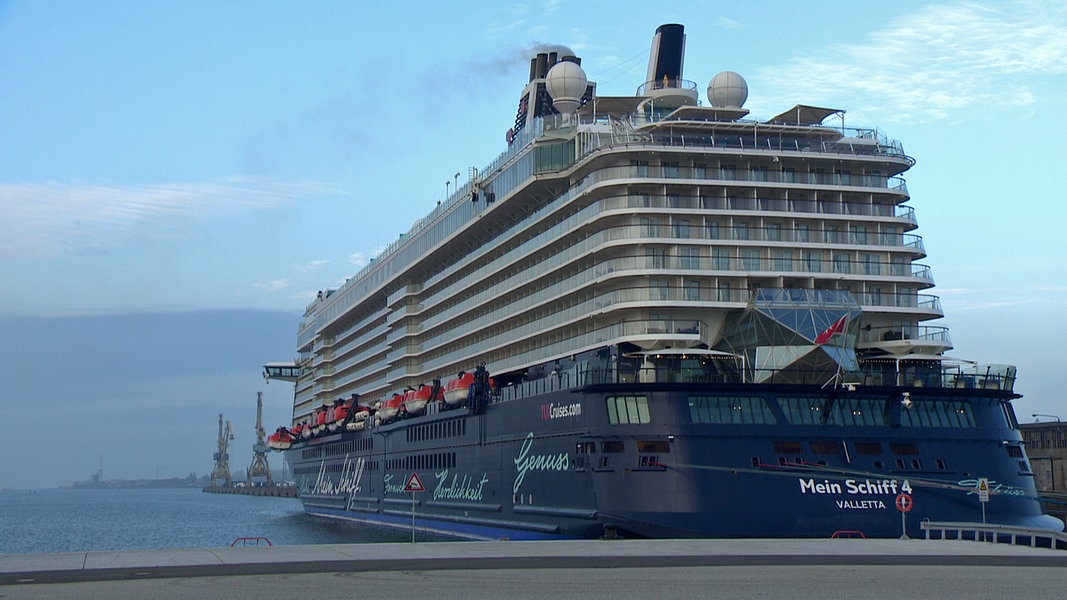 Erstmals “Mein Schiff“ mit Passagieren in Rostock zu Gast