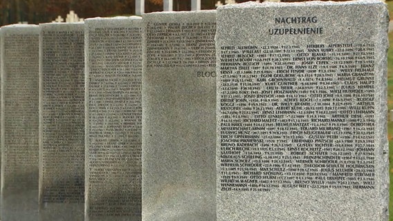 Namen und Daten gefallener Soldaten auf Steintafeln der Kriegsgräberstätte in Neumark bei Stettin. © NDR Foto: NDR