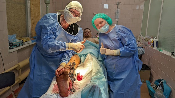 Auf einer Liege in einem ukrainischen Krankenhaus liegt ein Patient, der mehrere Metallklammern an einem Fuß trägt. © Bohdan Kaban Foto: Bohdan Kaban
