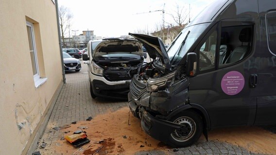 Zwei beschädigte Transporter stehen an einer demolierten Hauswand © Stefan Tretropp Foto: Stefan Tretropp