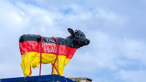 Eine schwarz-rot-goldene Kuh-Attrappe © dpa-Bildfunk Foto: Jens Büttner
