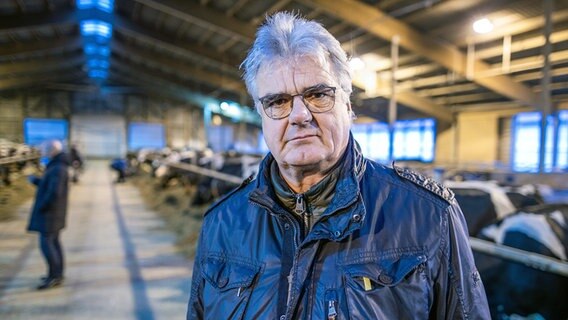 Köchelstorf: Detlef Kurreck, der Präsident des Bauernverbandes Mecklenburg-Vorpommern, steht vor der Jahresauftakt-Pressekonferenz in einem Kuhstall der Agrargenossenschaft. © dpa-Bildfunk Foto: Bernd Wüstneck