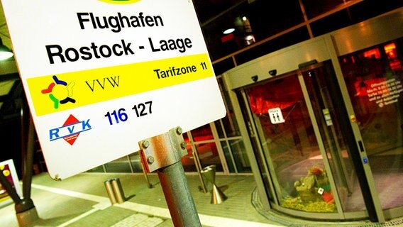 Der Eingangsbereich des Flughafens Rostock-Laage © dpa 