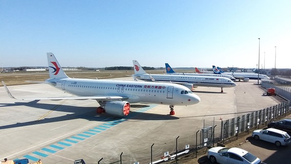 Flugzeuge verschiedener Airlines sind auf dem Flughafen in Rostock-Laage geparkt. © NDR Foto: Steffen Baxalary