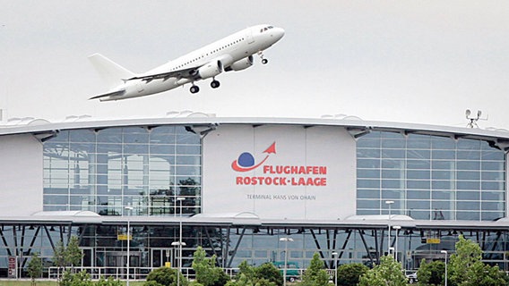 Ein Flugzeug startet am Flughafen Rostock-Laage © imago stock&people Foto: Christian Schroth