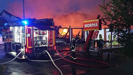 Feuerwehr bekämpft Brand eines Supermarkts. © NDR Foto: Stefan Tretropp