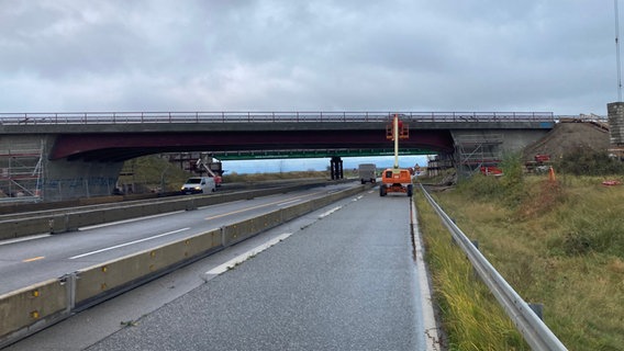 Die fertiggestellte Brücke in Laage © NDR 