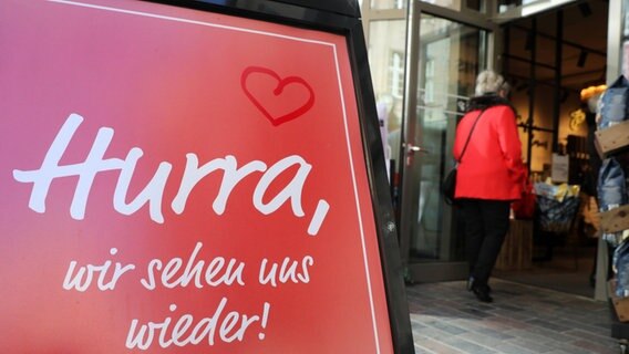 Frau betritt Geschäft in Rostock © dpa-Bildfunk Foto: Bernd Wüstneck/dpa