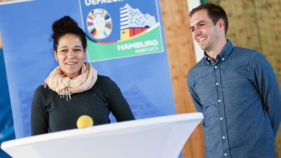 Philipp Lahm (r), ehemaliger Fußball-Nationalspieler und Geschäftsführer DFB EURO GmbH, und Celia Sasic, Botschafterin der UEFA EURO 2024, beantworten Fragen bei einem Besuch am Gymnasium Heidberg in Hamburg-Langenhorn. © picture alliance/dpa | Christian Charisius Foto: picture alliance/dpa | Christian Charisius