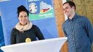 Philipp Lahm (r), ehemaliger Fußball-Nationalspieler und Geschäftsführer DFB EURO GmbH, und Celia Sasic, Botschafterin der UEFA EURO 2024, beantworten Fragen bei einem Besuch am Gymnasium Heidberg in Hamburg-Langenhorn. © picture alliance/dpa | Christian Charisius Foto: picture alliance/dpa | Christian Charisius