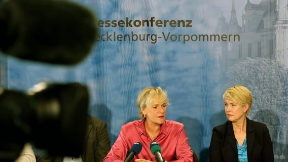 Simone Oldenburg (Linke), stellvertretende Ministerpräsidentin und Bildungsministerin des Landes Mecklenburg-Vorpommern, und Manuela Schwesig (SPD), Ministerpräsidentin des Landes Mecklenburg-Vorpommern, informieren auf der Landespressekonferenz über die Umsetzung des neuen Schulbauprogramms. © dpa Foto: Bernd Wüstneck