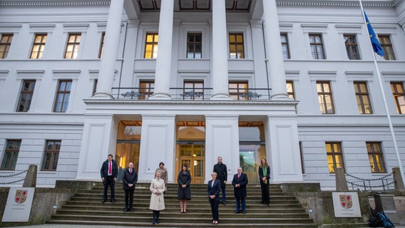 Manuela Schwesig (SPD), die wiedergewählte Ministerpräsidentin von Mecklenburg-Vorpommern, steht mit den neuen Ministern der Landesregierung vor der Staatskanzlei von Mecklenburg-Vorpommern. © dpa-Bildfunk Foto: Jens Büttner/dpa-Zentralbild/dpa