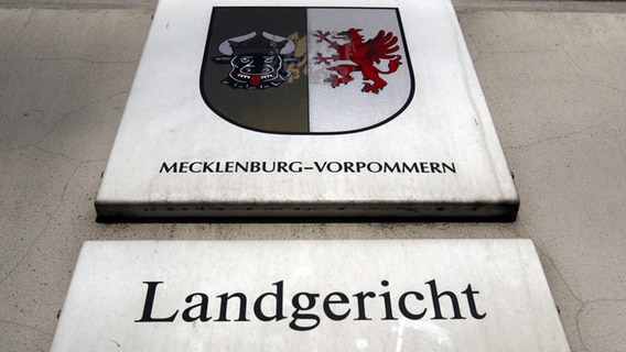 Schild des Landgerichts in Neubrandenburg © dpa-Zentralbild Foto: Bernd Wüstneck