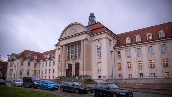The building of the city court in Schwerin, cars are parked in front of it.  Photo: Jens Buttner