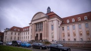 Das Gebäude des Landgerichtes Schwerin, davor stehen Autos. © dpa Foto: Jens Büttner