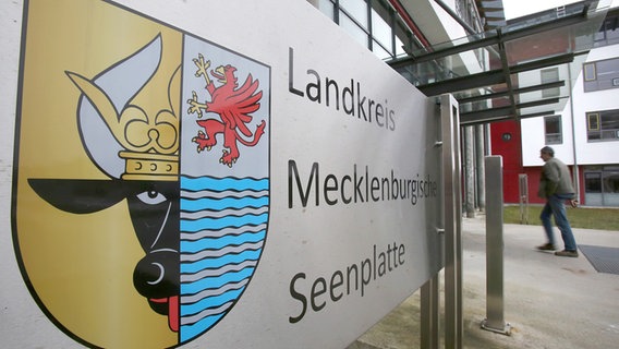 Schild vor dem Gebäude des Kreistages Mecklenburgische Seenplatte mit der Aufschrift "Landkreis Mecklenburgische Seenplatte" © picture alliance / dpa Foto: Bernd Wüstneck