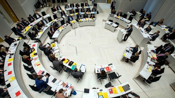 Der Schweriner Landtag während einer Landtagssitzung von oben fotografiert. © dpa-Bildfunk Foto: Jens Büttner