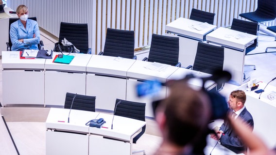 Simone Oldenburg (Die Linke), die Bildungsministerin und Vize-Ministerpräsidentin von Mecklenburg-Vorpommern, sitzt auf der Regierungsbank. (Archiv)  Foto: Jens Büttner