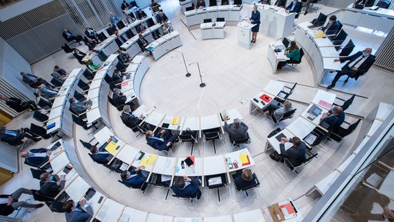 Das Bild zeigt den Plenarsaal des Landtags von Mecklenburg-Vorpommern. © dpa-Zentralbild Foto: Jens Büttner