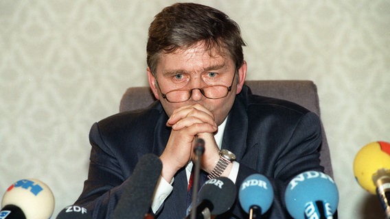 Alfred Gomolka (CDU), Ministerpräsident von Mecklenburg-Vorpommern, aufgenommen am 13. März 1992 in Schwerin ©  picture-alliance dpa - Bildarchiv Foto: Jens Büttner