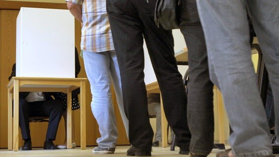 Schlange vor der Wahlurne © dpa Bildfunk Foto: Wüstneck, Bernd