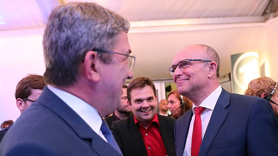 MInisterpräsident Erwin Sellering (r./SPD) und CDU-Spitzenkandidat Lorenz Caffier (l.). © dpa bildfunk Foto: Christian Charisius