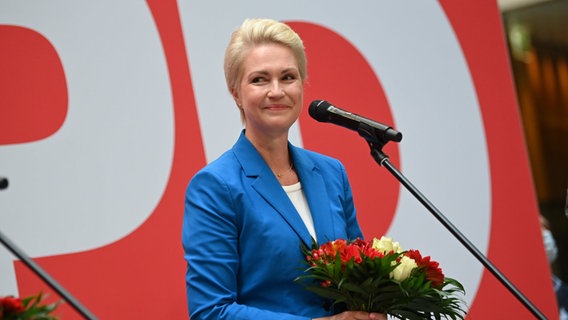 Am Tag nach der Bundestagswahl, den Wahlen in Berlin und Mecklenburg-Vorpommern, steht Manuela Schwesig (SPD), die Ministerpräsidentin von Mecklenburg-Vorpommern, auf der Bühne im Willy Brandt Haus. © dpa-Bildfunk Foto: Britta Pedersen