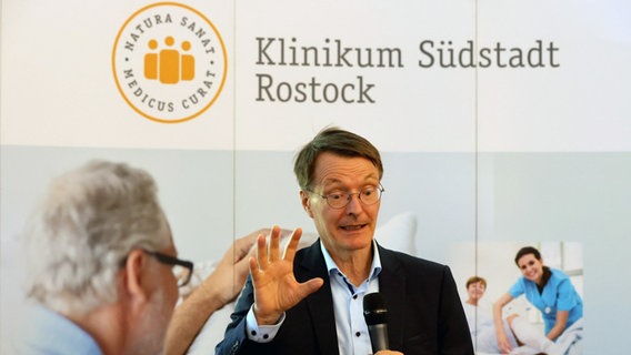 Karl Lauterbach (SPD), Bundesgesundheitsminister, spricht bei seinem Besuch im Südstadt-Klinikum mit Beschäftigten über die geplante Krankenhausreform. © dpa Foto: Bernd Wüstneck